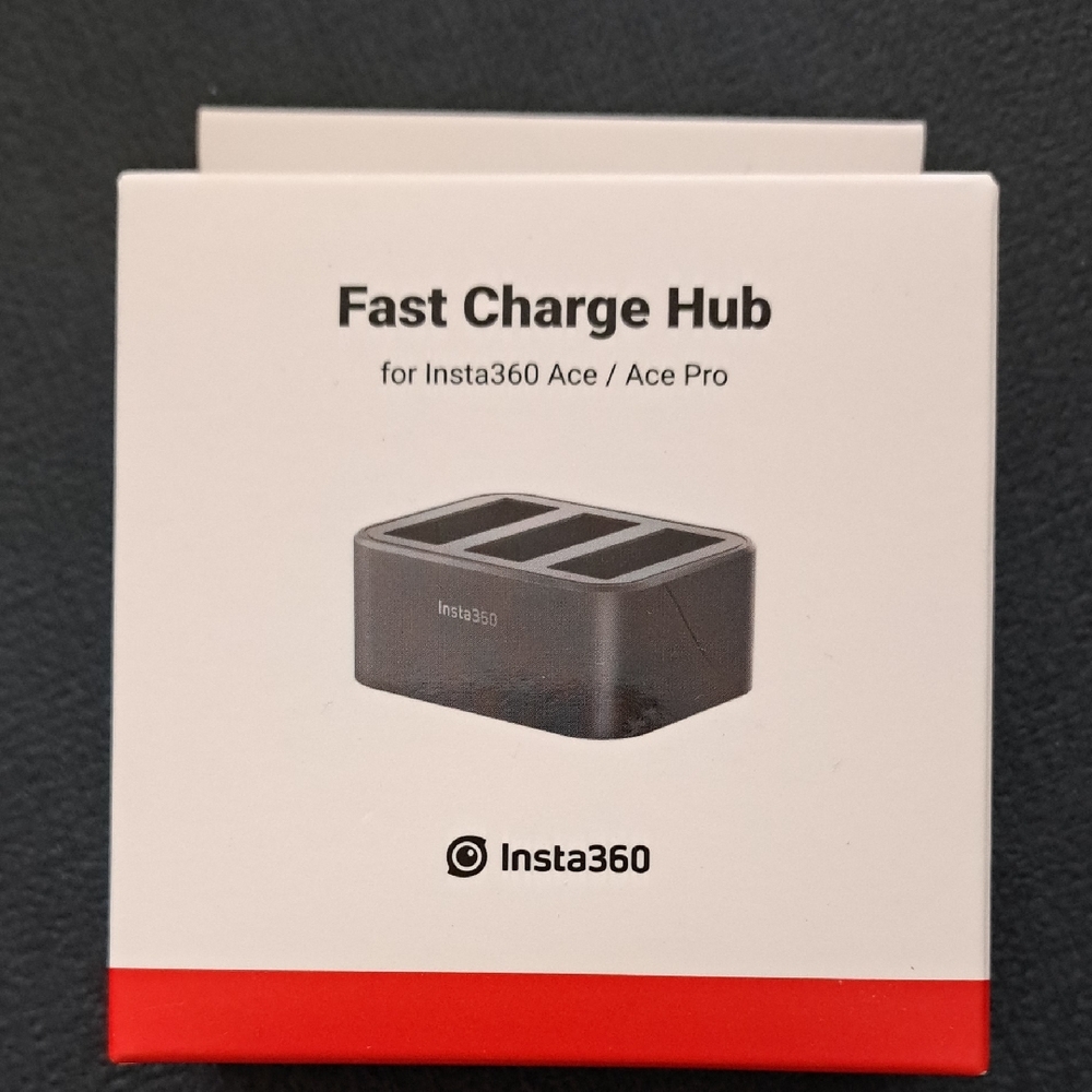 Insta360 Fast Charge Hub for Ace/Ace Pro New In Box